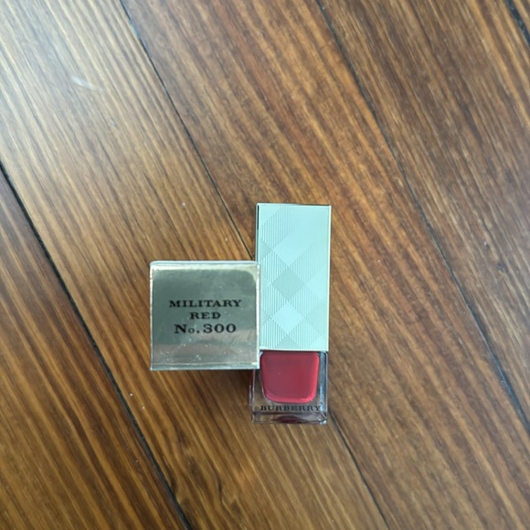 Burberry Nail Polish, Military Red No. 300 - Picture 2 of 3